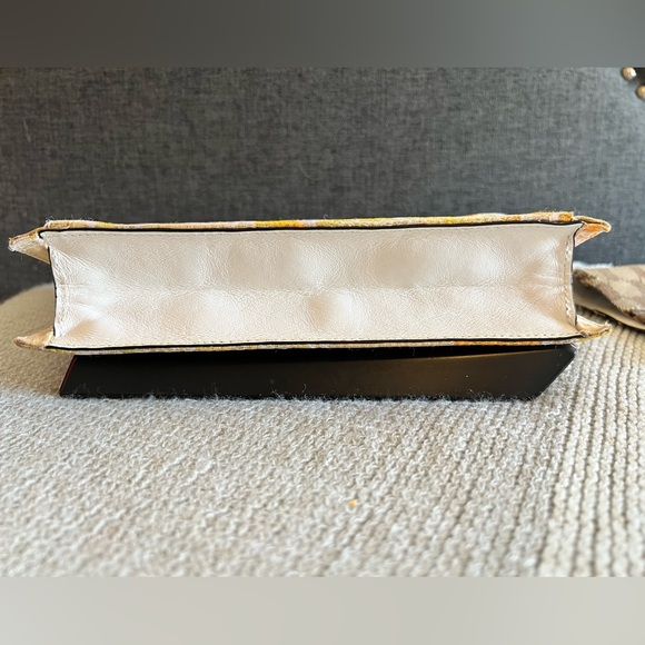 ⭐️ RARE Hayward "Bobby” Jacquard Clutch in light pink ⭐️ Hard to find print - Picture 15 of 15